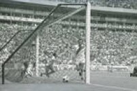 O jogador Tostão comemora gol do Brasil durante jogo contra o Peru,  no estádio Jalisco, em Guadalajara, no México, 14/6/1970. O Brasil venceu a partida por 4 a 2 com gols de Jairzinho, Rivelino e Tostão(2).