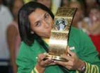 Atacante da seleção brasileira beija o prêmio de melhor jogadora do mundo de 2006