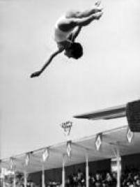 Atleta salta de trampolim no clube Palmeiras nas provas<a href='http://acervo.estadao.com.br/pagina/#!/19630424-26993-nac-0024-999-24-not/' target='_blank'> classificatórias de saltos ornamentais</a> para os Jogos Pan-americanos de 1963, realizados em São Paulo