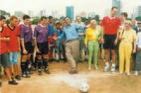 O prefeito Celso Pitta no lançamento do programa "Bom de Bola", ao lado da  apresentadora  Hebe Camargo e do ídolo do basquete Oscar Schmidt, 22/03/1997