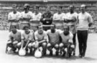 Time do Brasil no jogo contra a Inglaterra, 07/6/1970. Da esquerda para a direita, de pé: Carlos Alberto; Brito, Piazza, Félix, Clodoaldo e Everaldo. Agachados: Jairzinho, Rivelino, Tostão Pelé e Paulo Cézar. A partida terminou em 1 a 0 para o Brasil.