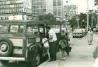Perua escolar pegando alunos na Avenida Paulista. São Paulo, SP, 03/4/1970.