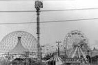 A roda gigante, o globo e a torre com o logotipo do Playcenter avistados da Marginal Tietê, em 19/03/1980