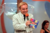 O apresentador de televisão Gugu Liberato grava o programa Domingo Legal no SBT, São Paulo, SP, 02/11/1997.