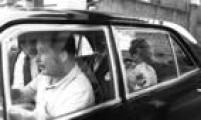 Marisa Leticia chega à sede do DEOPS de São Paulo para vistar o esposo, o líder sindical Luiz Inácio Lula da Silva, preso no dia anterior, 20/4/1980 