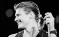 Morten Harket, vocalista do A-ha, no palco do festival <a href='http://https://fotos.estadao.com.br/galerias/acervo,rock-in-rio-em-imagens-historicas,33985' target='_blank'>Rock in Rio II</a>, 26/01/1991