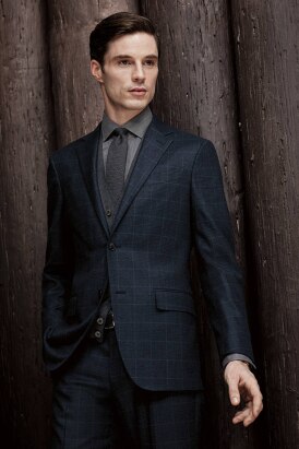 camisa cinza com terno preto