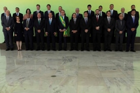 Bolsonaro e seu grupo de ministros após a posse