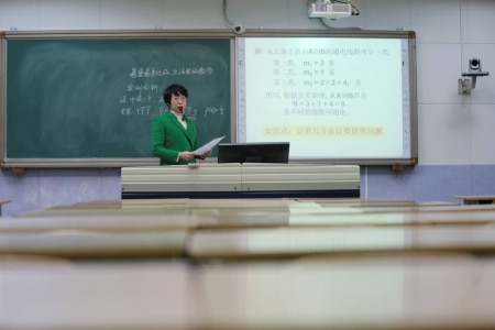 https://link.estadao.com.br/noticias/geral,china-lanca-plataforma-para-estudantes-estudarem-em-casa,70003201709