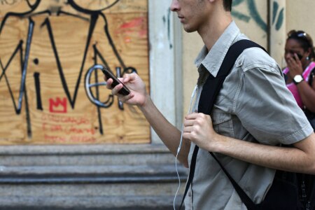 https://link.estadao.com.br/noticias/cultura-digital,como-se-defender-da-tatica-usada-para-atacar-o-celular-de-moro,70002938251 https://link.estadao.com.br/noticias/cultura-digital,como-se-defender-da-tatica-usada-para-atacar-o-celular-de-moro,70002938251