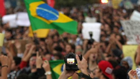 https://link.estadao.com.br/noticias/geral,a-verdadeira-ameaca-a-democracia,70003345493 https://link.estadao.com.br/noticias/geral,a-verdadeira-ameaca-a-democracia,70003345493
