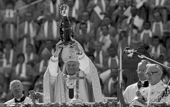 João Paulo II celebra missa de inauguração da Basílica de Nossa Senhora Aparecida, 4/7/1980. Clique aqui para saber mais  