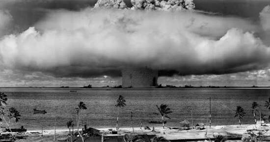 Detonação de uma bomba atômica durante os testes nucleares realizados em 25/7/1946, no Atol de Bikini.
