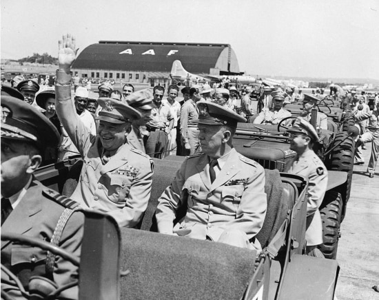 O general Dwight D. Eisenhower e o general George Marshall, Washington, Estados Unidos, 18/6/1945. 