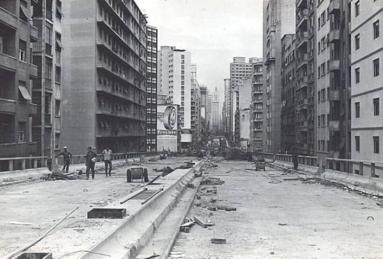 Minhocão recebendo últimos retoques antes da inauguração, em 20 de janeiro de 1971.