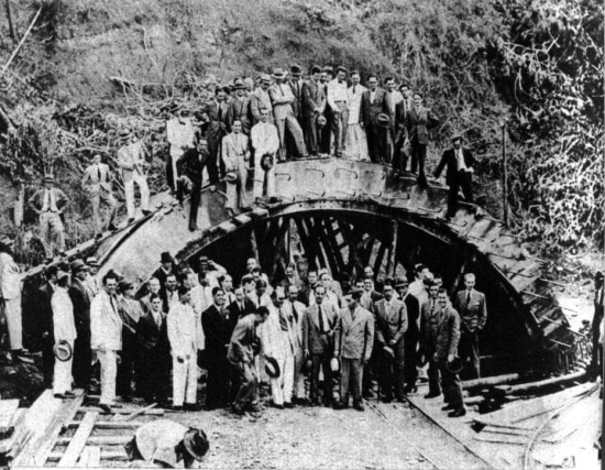 Operários e engenheiros posam para foto em frente à obra do do Túnel 9 de Julho, em janeiro de 1937. Foto: Acervo/Estadão