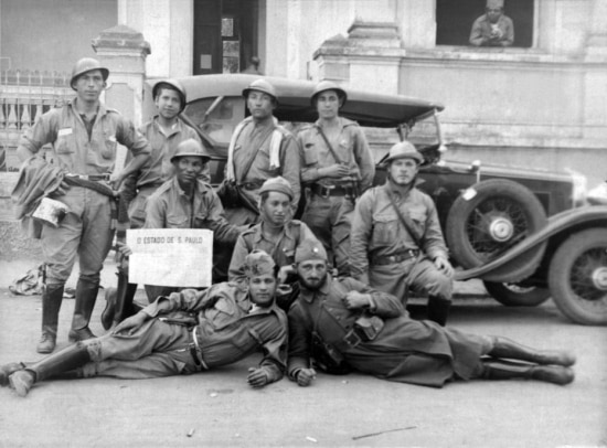 Soldados paulistas posam para foto durante a Revolução Constitucionalista de 1932. 