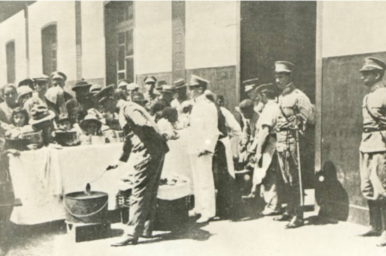 Distribuição de sopas durante a epidemia de gripe espanhol, 1918.
