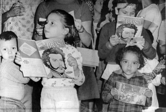 Crianças com o livro comemorativo dos 150 anos da proclamação da Independência do Brasil, 1972 
