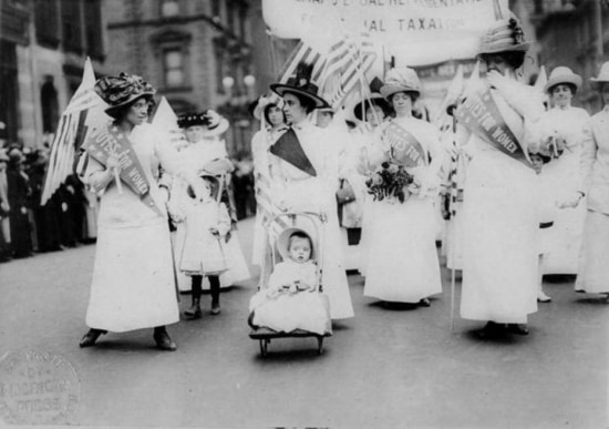 Mulheres marcham pelo direito ao voto na cidade de Nova York em maio de 1912.
