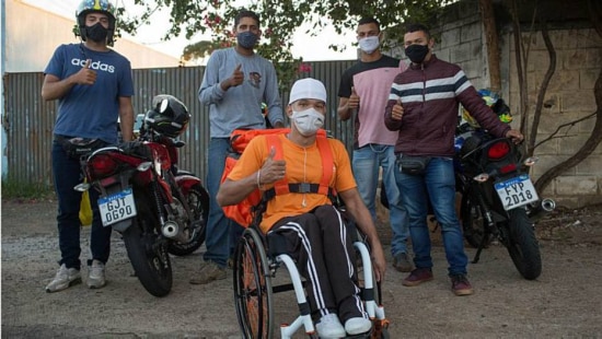 Ex-atleta sobrevive fazendo entregas por aplicativo em cadeira de rodas - Esportes - Estadão