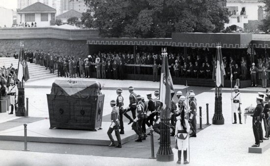 Os despojos de D. Pedro I são transportados para serem sepultados no Monumento à Independência durante as comemorações dos 150 anos da proclamação, São Paulo, SP, 1972