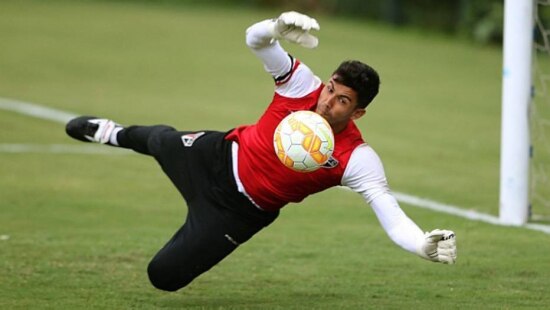 Goleiro passa por cirurgia e desfalca o São Paulo por 20 dias