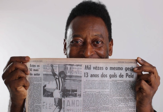 Pelé em 2012 com com a notícia de seu milésimo gol em 1969.
