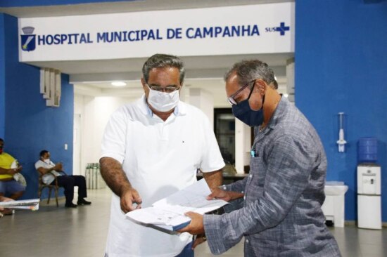 Prefeito de Natal, Alvaro Dias (esq.), no Hospital Municipal de Campanha.