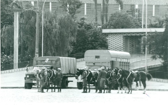 Cavalaria da PM cerca a empresa em São Bernardo do Campo durante paralisação em 1979