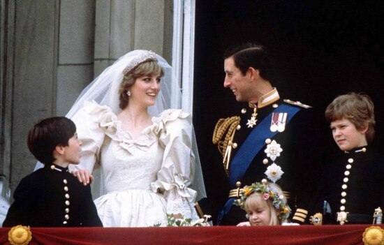 Príncipe Charles e princesa Diana aparecem na sacada do Palácio de Buckingham, para saudar o público, 29/7/1981.
