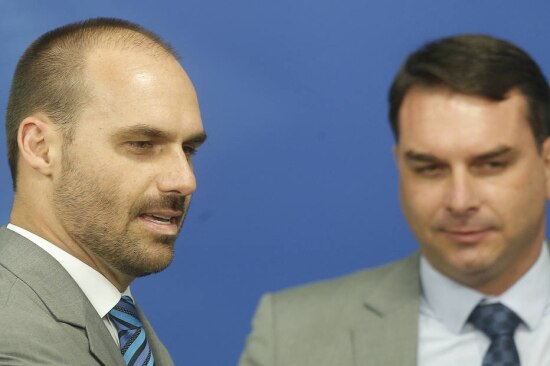 O deputado federal Eduardo Bolsonaro (PSL-SP) e o seu irmão, o senador Flávio Bolsonaro (PSL-RJ) 