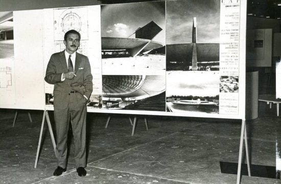 Paulo Mendes da Rocha em foto de 1961 com o projeto do ginásio do Clube Paulistano ao fundo