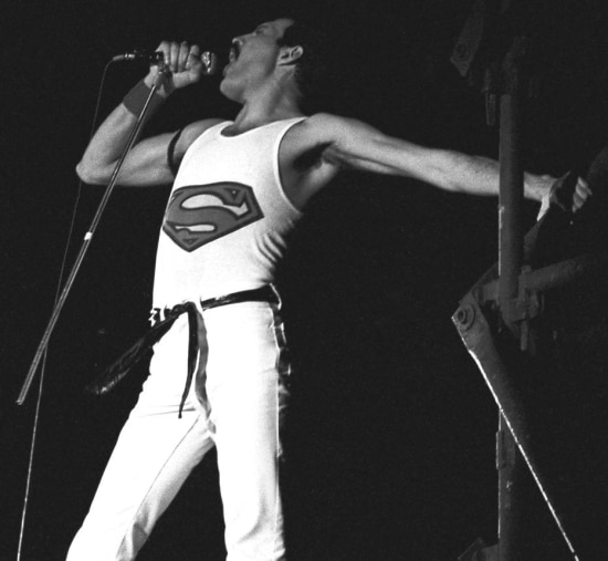 Freddie Mercury em show do Queen no Brasil em 1981. 