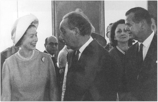 Elizabeth II inaugura o novo prédio do Masp, 07/11/1968. A rainha se surpreendeu ao ver um quadro do ex-primeiro-ministro  Winston Churchill. Pietro Maria Bardi (à esquerda), presidente do museu, explicou que o Brasil foi o primeiro país a expor uma obra de Churchill em 1942.