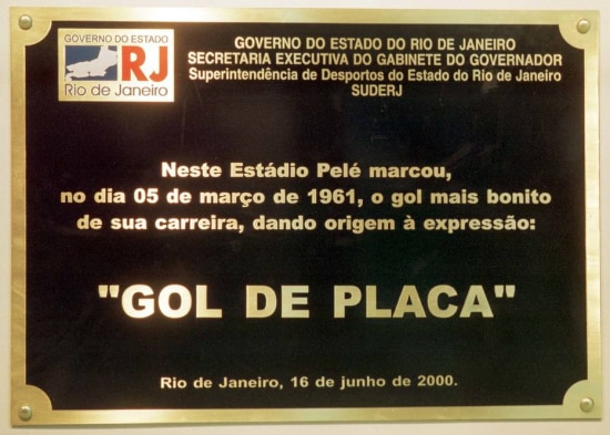 Placa em homenagem ao gol de Pelé que substituía a original no Maracanã em 2001