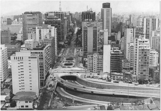  Vista aérea da Avenida Paulista e seus arredores, na região central de São Paulo, 19/5/1983.