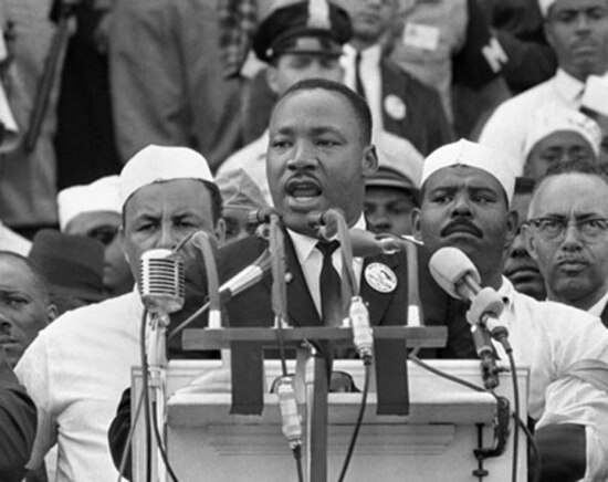 Martin Luther King fala para multidão em Washington, 28/8/1963. 