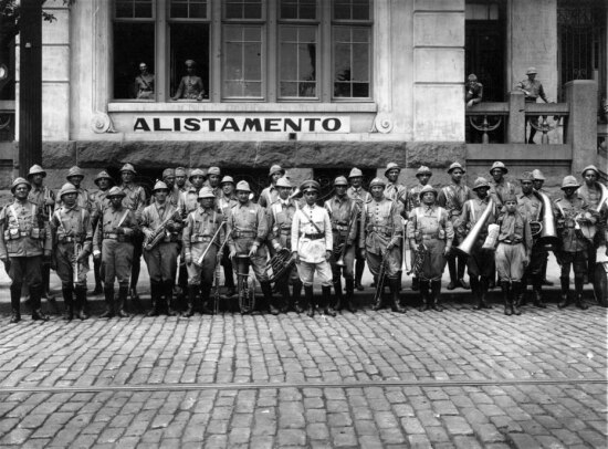 Soldados posam em frente ao quartel de alistamento em São Paulo, 1932. 