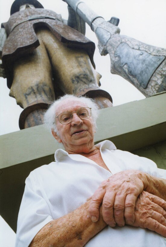 O artista plástico Julio Guerra diante da sua obra 'Monumento a Borba Gato' em 1995. 