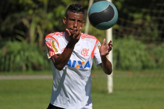 Presidente do Fla admite busca substituto para ídolo Léo Moura