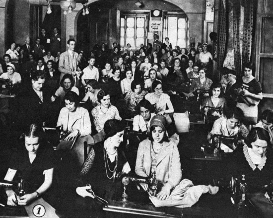 Mulheres se reúnem npara costurar para as tropas constitucionalistas. 
Imagem publicada no Suplemento Rotogravura de 14/9/1932.