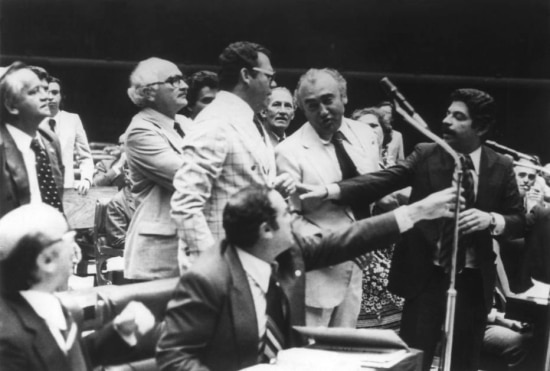  Princípio de tumulto com o deputado durante a votação do projeto de Anistia, Brasília, DF. 22/8/1979.