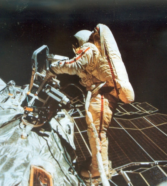 A astronauta Svetlana Savitskaya trabalha em atividade fora da nave espacial Soyouz T-12 , 25/7/1984.