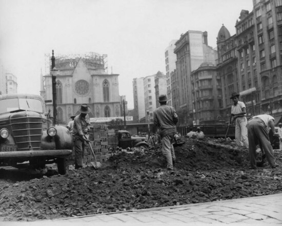 Obras na Praça da Sé, com catedral sem torres ao fundo, em 1955