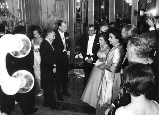 Recepção para ao Príncipe Philip (centro), realizada no Palácio Campos Elísios, sede do governo de São Paulo, SP, 16/3/1962.
> Estadão - 17/3/1962
 
