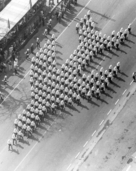 Soldados em formação durante a parada de Sete de Setembro na avenida Paulista, São Paulo, SP, 7/9/1972 