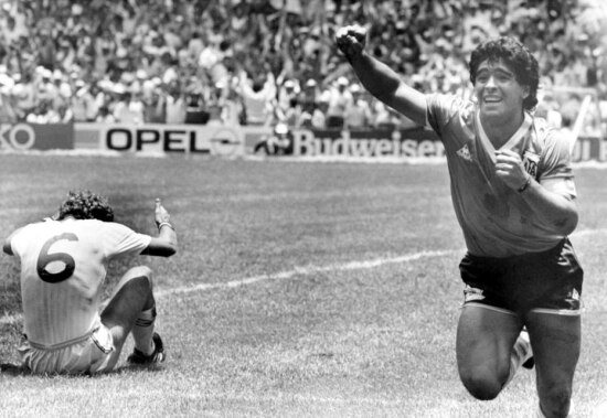 Maradona comemora gol na vitória diante da Inglaterra na Copa do Mundo de 1986