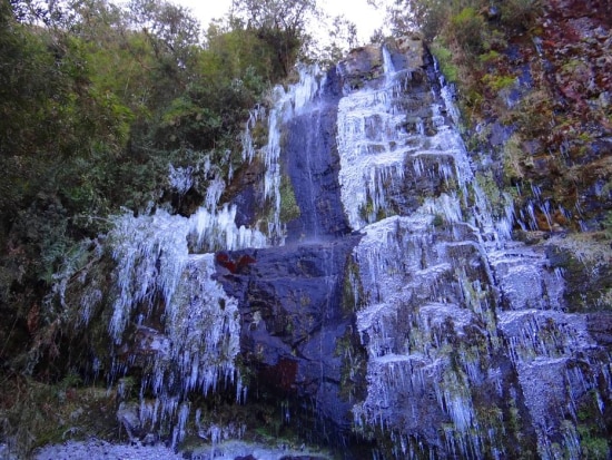 Em Urupema, cachoeira congelou