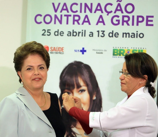  A presidente Dilma Rousseff toma vacina para promover a Campanha Nacional de Combate a gripe, Brasília, DF 25/04/2011. 